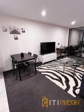 Black & White Delight - 2bd 2bth Apt - Braddon